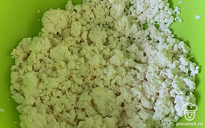 К яйцу добавляем творог. 