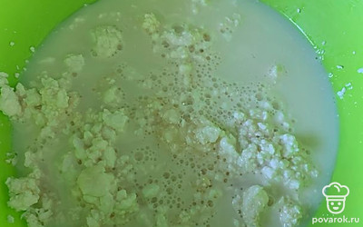 К творожной яичной смеси добавляем молоко, хорошо перемешиваем, желательно блендером, что бы не было комочков творога. 