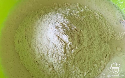 После того как сбили блендером нашу смесь, добавляем муку и так же перемешиваем до однородной консистенции. 