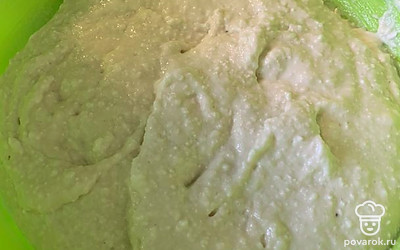 Тесто должно получится и не жидким, и не густым. 