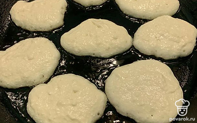 Обжариваем с двух сторон на разогретой сковородке смазанной маслом по 3-4 минут. 