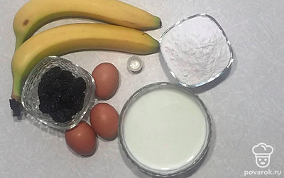 Почистите и измельчите в блендере. Чернослив отделите от косточки. Ингредиенты поместите на стол.