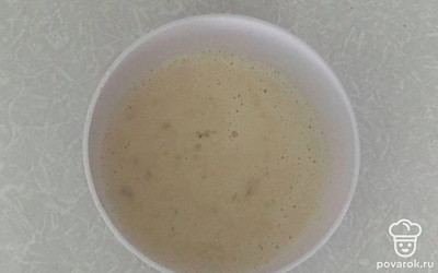 К бананам поместите яйца с молоком и перемешайте. К ним же муку и снова перемешивайте. Нарежьте чернослив и к полученной массе и как обычно перемешивайте.