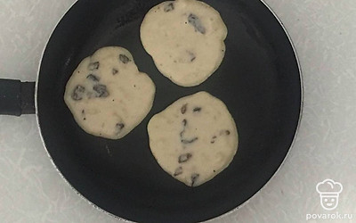 Возьмите сухую сковороду, смажьте слегка маслом. Полученную массу на сковороду и формируйте оладьи. Жарьте с двух сторон, вы поймете, когда снимать.