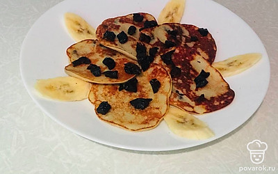 Подайте оладьи на красивой тарелке с нарезанными кусочками банана.