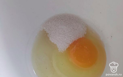 Взбить яйца с солью и сахаром. 