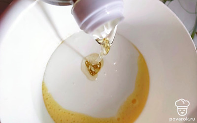 Добавить кефир, пару столовых ложек подсолнечного масла, перемешать. 