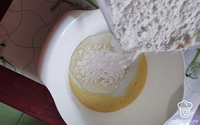 Постепенно ввести муку. Размешивать, добавляя муку так, чтобы получилась консистенция сметаны. Вместе с мукой ввести соду. Не гасить. 