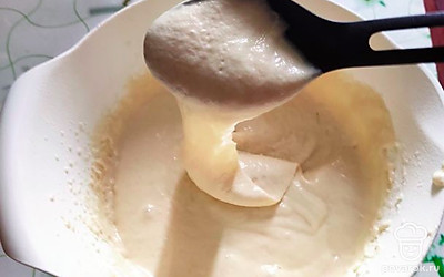 Выкладывать тесто ложкой на сковороду с разогретым подсолнечным маслом. 