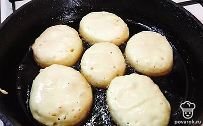 Жарить оладьи с двух сторон до золотистого цвета. 