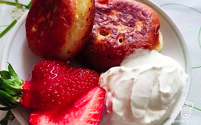 Очень вкусны оладьи и со сметаной и с джемом, ну и с кусочками ягод. Приятного аппетита! 