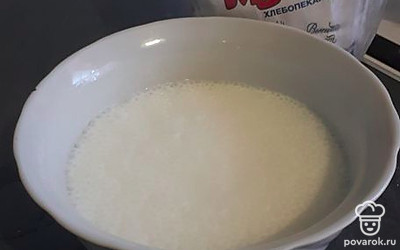 В кефир комнатной температуры добавить сахар, соль, соду, перемешать, оставить на 5 минут.