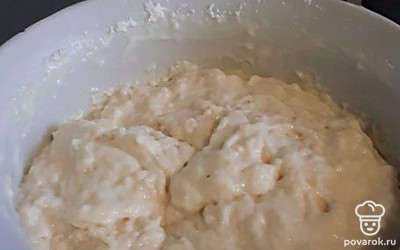 Добавить муку, перемешать, оставить на 10 минут. После этого не перемешивать.