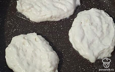 С помощью столовой ложки сформировать оладьи, выпекать с маслом на сковороде.