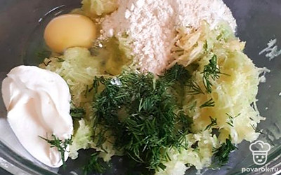 Кабачок почистить,потереть на мелкой терке, отжать, добавить яйцо, сметану, муку, порезанный укроп, соль.