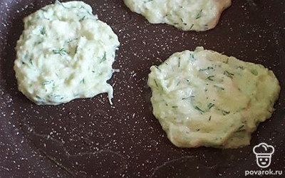 Перемешать, сформировать оладьи, выпекать на сковороде.