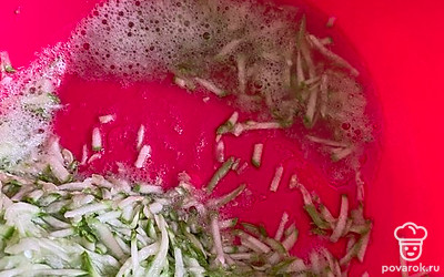 Кабачки натереть на крупной тёрке, посолить и оставить на 5 минут, затем отжать лишний сок и слить его.