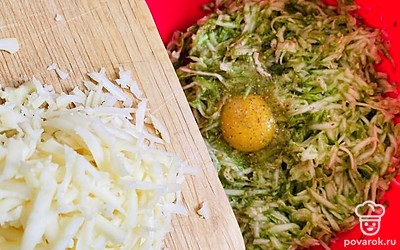 К кабачку добавить яйцо, специи, сыр (по желанию). Перемешать до однородной массы.