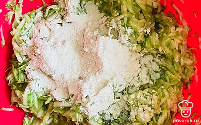 Добавить муку и перемешать, должна получиться консистенция сметаны.