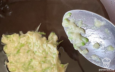 С помощью ложки выкладываем массу на сковороду с предварительно разогретым маслом.