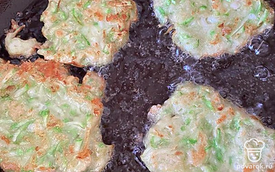 Обжариваем оладьи с двух сторон до золотистого цвета.