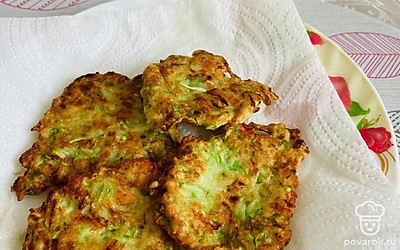 Готовые оладья выкладываем на бумажное полотенце, чтобы убрать излишки масла, затем перекладываемся на блюдо и подаём к столу со сметаной или с соусом. Приятного аппетита!