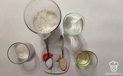 Приготовьте ингредиенты по списку. Муку заранее просейте, а воду нужного объема прилейте в отдельную емкость.