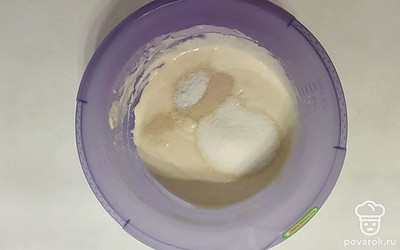 В емкость с мукой постепенно вливайте воду, при этом непрерывно перемешивая. Далее к ним же отправьте сахар, соль и дрожжи. Вновь тщательно перемешайте, тем самым вы получите тесто. Укройте его тканью или полотенцем и отправьте в теплое место на час.