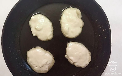 На раскаленную сковороду, смазанную растительным масло, столовой ложкой примерно одинаковыми порциями выкладывайте тесто. Обжаривайте до румяной корочки с двух сторон.