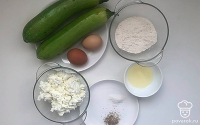 Подготовьте все ингредиенты, почистите чеснок и лук. Муку просейте, творог в миску.