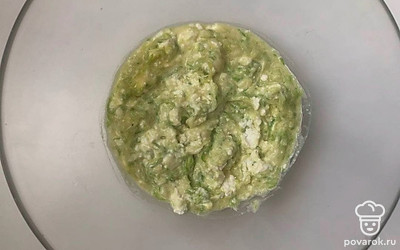 В емкость нарежьте чеснок, поместите яйцо так же поперчите и посолите. Нашинкуйте укроп в жидкость, перемешайте. Кабачок промойте и натрите на крупной терке. Насыпьте творог и перемешайте. Так же к ним творог и снова перемешайте. К ним же муку и помешайте. Потом соль перед жаркой.