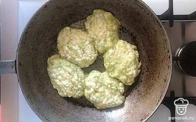 Сковороду разогрейте с маслом. Ложечкой наложите на горящую сковороду массу. Жарьте на одной стороне на среднем огне 1-2 минуты, сделайте лопаткой форму. Потом переверните и жарьте еще с накрытой крышкой 4 минуты. Пока не будет румяна.