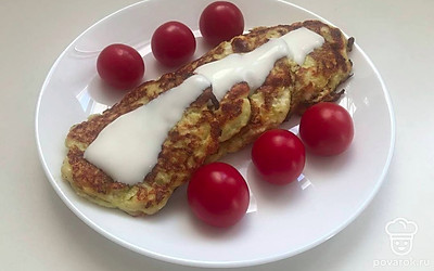 Подавайте на тарелочке, перед этим просушив их на салфетке. Добавьте сметаны.