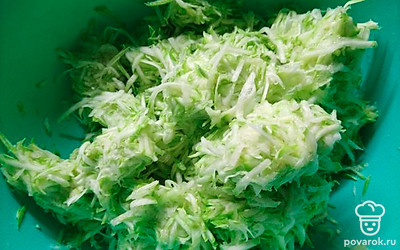 Натираем на терке кабачок, отжимаем лишнию жидкость. 