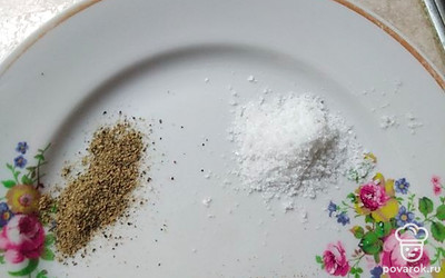 Добавляем специи, соль, муку, яйцо. 