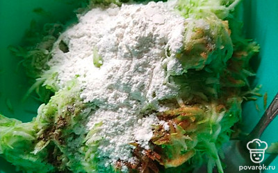 Все перемешиваем. Жарим на масле на среднем огне с двух сторон. 