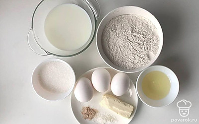 Достаньте все ингредиенты из холодильника, просейте муку. Муку и кефир поместите в миски.