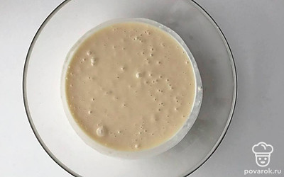 В кефир добавьте сахар и дрожжи. Разбейте яйца и добавьте и щепотку соли, перемешайте до однородности. Насыпьте муку и перемешайте до однородности. Накройте тесто пленкой или салфеткой на 15-30 минут.