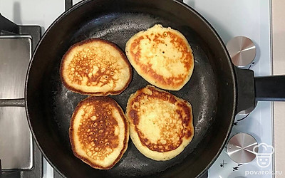 Разогрейте сковороду и налейте масла. Разогрейте до среднего огня. Налейте теста и жарьте с двух сторон по 2-3 минуты до румяности. Потом уберите их на блюдо, заранее положив салфетку.