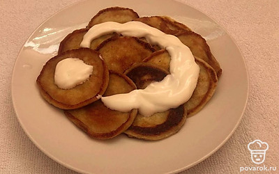 Подавайте теплыми на красивой тарелочке со сметаной.