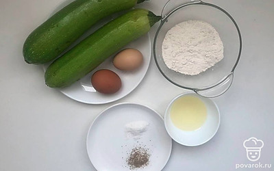 Достаньте все ингредиенты из холодильника, просейте муку и в миску, кабачки помойте и очистите зубчик чеснока. Помойте зелень и нарежьте мелко.