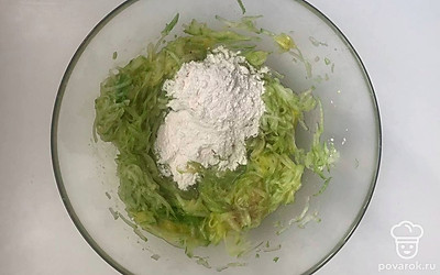 В миску разбейте яйца, поперчите и взболтайте вилкой. Насыпьте укроп, чеснок и еще слегка взбейте массу. Натрите кабачок на крупной терке. К яичной массе и перемешайте. Теперь насыпьте муки и снова хорошенько перемешайте. Солите перед самой жаркой.