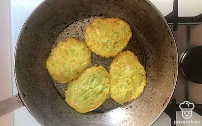 Возьмите любую сковороду, налейте масла и разогрейте. Ложкой зачерпните кабачковую массу и на сковороду, плоской ложкой придайте желаемую форму. Жарьте на среднем огне 1-2 до румяного цвета, переверните, и уменьшите огонь, закройте крышкой на 3-4 минуты.