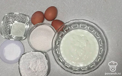 Йогурт налейте в глубокую тару. Муку насыпьте в тарелку. Яйца положите на стол.