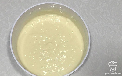 Возьмите тару, после чего взбейте туда яйца с сахаром, хорошо перемешайте.  Налейте йогурт и перемешайте еще раз. Дальше насыпьте муку, разрыхлитель и еще раз перемешайте. Оставьте тесто на минут 5-10 настояться.