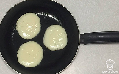 Сковородку нагрейте, после чего смажьте маслом. Возьми ложку и выкладывайте тесто на сковороду, оладьи жарьте с каждой стороны по 1-2 минуты.