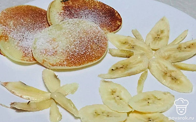 Оладьи подавайте на красивой тарелочке. Украсьте их кусочками банана.