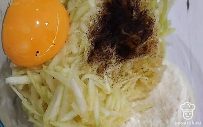 Натираем на тёрке кабачок. 