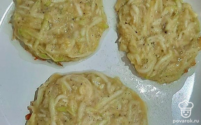 Обжариваем оладьи сначала с одной стороны. 