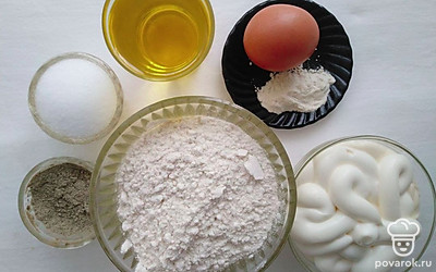 Муку просейте через сито. Яйцо вбейте в отдельную емкость. С остальными продуктами поступите также и расположите их под рукой для удобства. Сковороду смажьте растительным маслом и отправьте разогреваться на средний огонь.